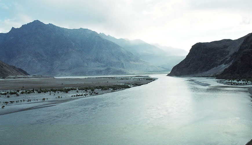 https://www.holidaysplanners.com/wp-content/uploads/2018/03/flowing-indus-river-tour-packages.jpg