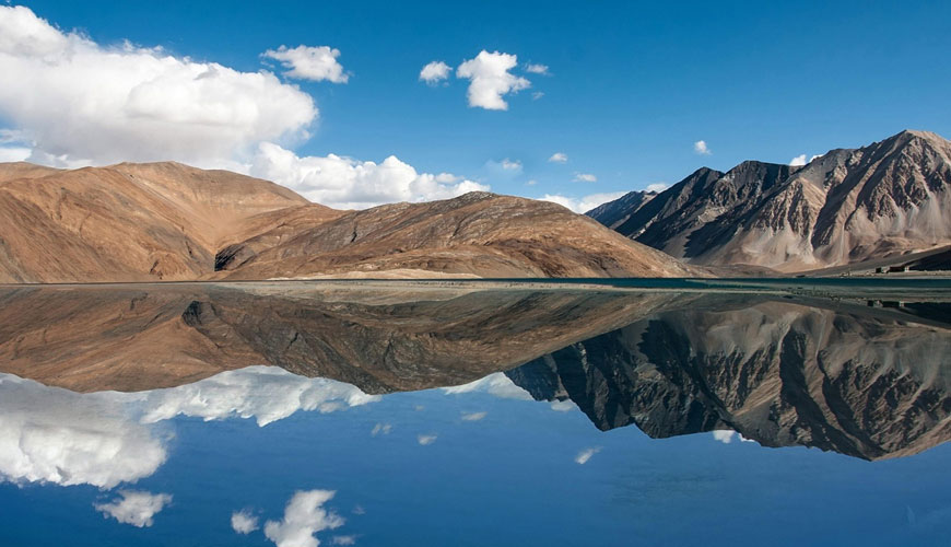 https://www.holidaysplanners.com/wp-content/uploads/2018/03/pangong-lake-tour-packages.jpeg